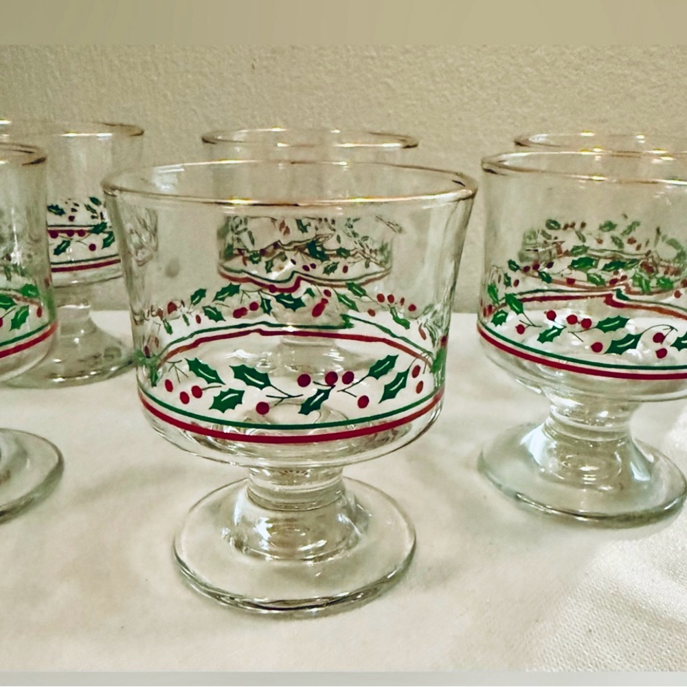 6 Libbey, Vintage 1987 Arby's Holly Berry Gold Rim 4" Christmas Glasses.